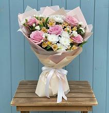 Букет цветов из:  Гвоздики, Орхидеи и Розы в Северном