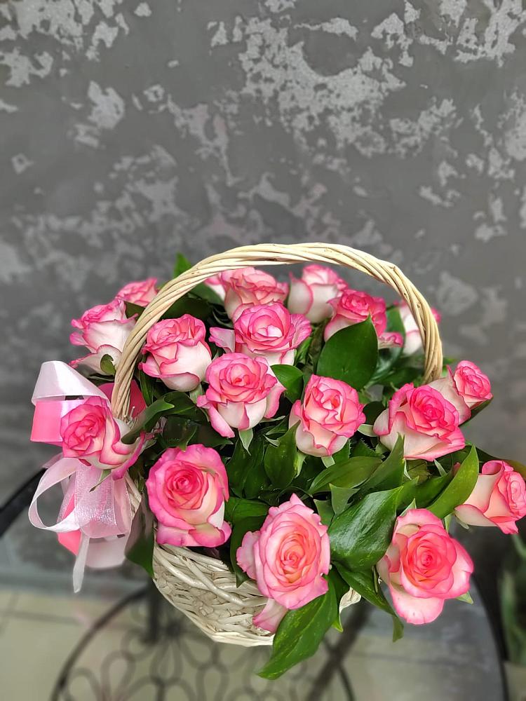 Цветочная композиция из Розы в корзине в Северном
