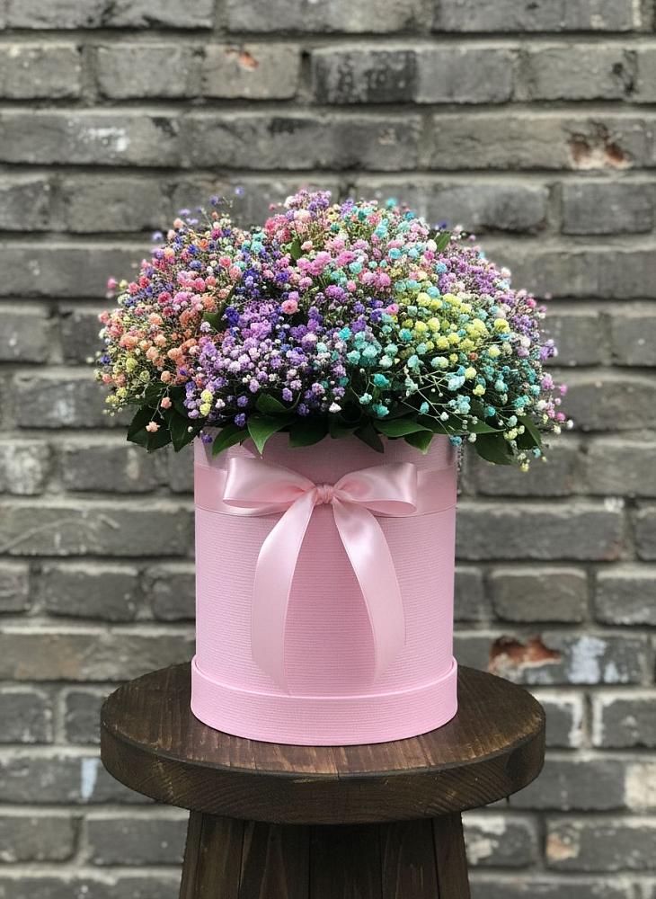 Цветочная композиция из Гипсофила и Розы в шляпной коробке в Северном