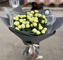 Букет Белые кустовые розы Солинеро в Северном