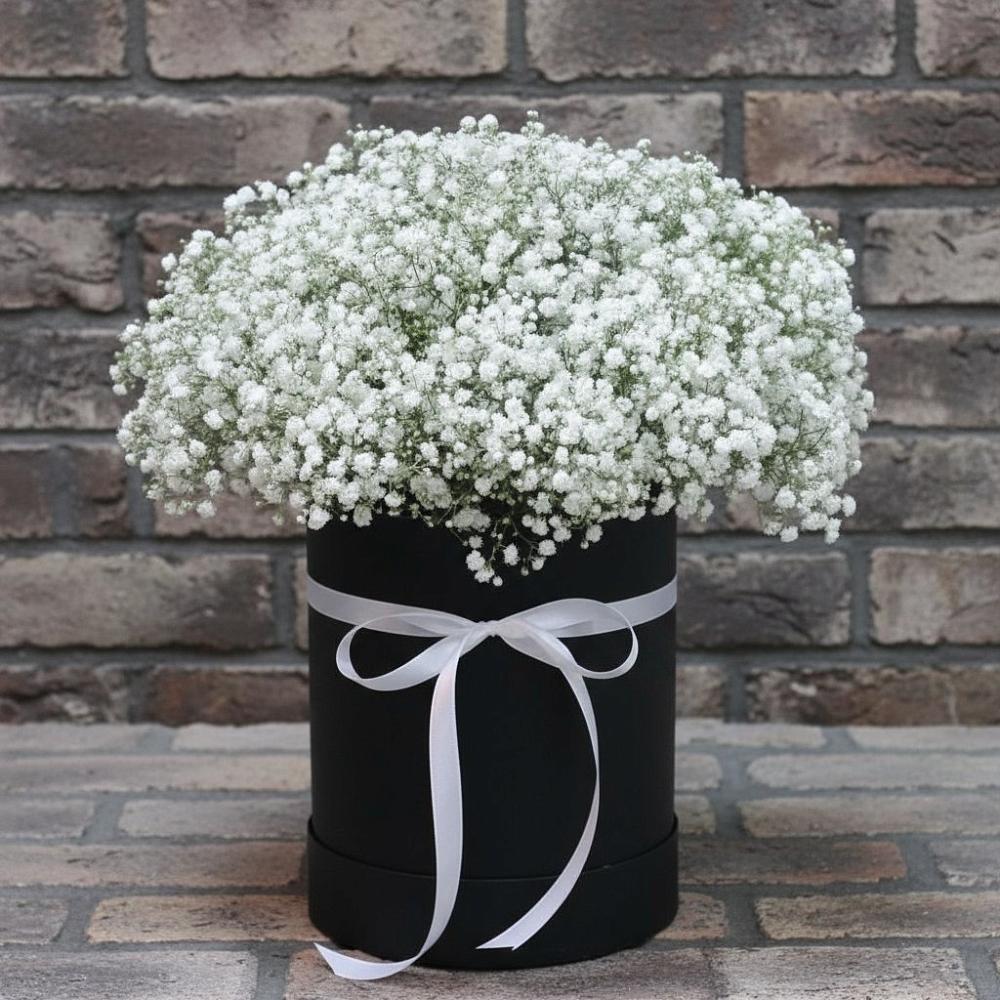 Цветочная композиция из Гипсофила в шляпной коробке в Северном