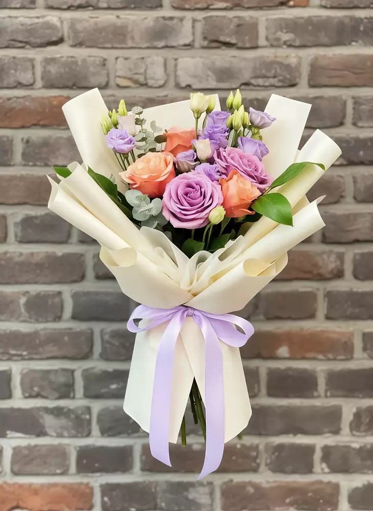 Букет цветов из: Лизиантусы и Розы в Северном