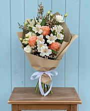 Букет цветов из:  Альстромерии, Лизиантусы, Розы и Хризантемы в Северном