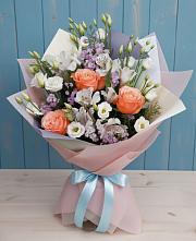 Букет цветов из:  Лизиантусы, Розы, Альстромерии и Гипсофила в Северном