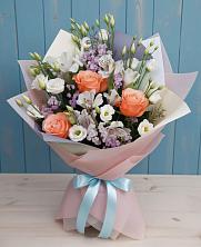 Букет цветов из:  Лизиантусы, Розы, Альстромерии и Гипсофила в Северном