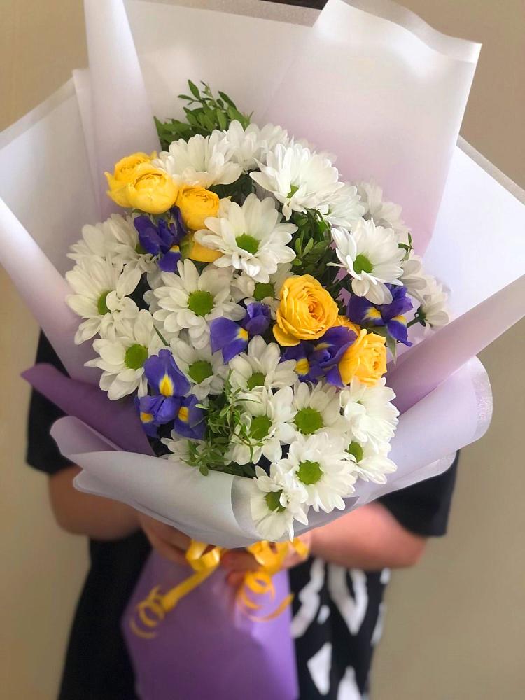 Букет цветов из: Ирисы, Хризантемы и Розы в Северном