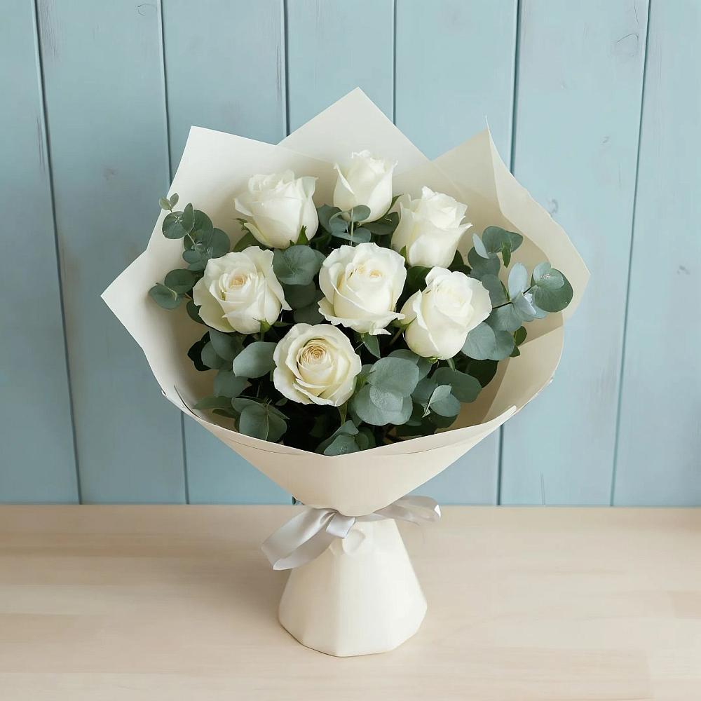 Букет Белые розы в Эвкалипте в Северном