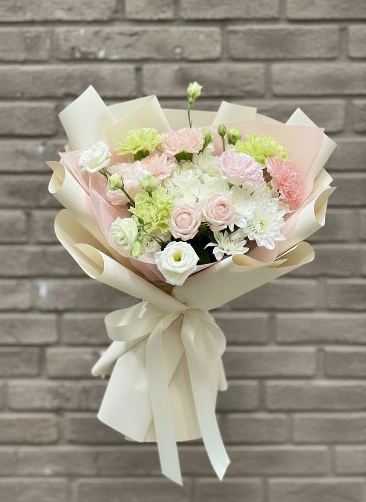 Букет цветов из: Гвоздики, Розы, Лизиантусы и Хризантемы в Северном