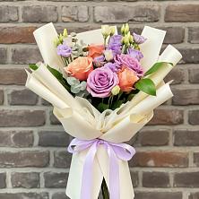 Букет цветов из:  Лизиантусы и Розы в Северном