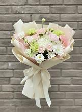 Букет цветов из:  Гвоздики, Розы, Лизиантусы и Хризантемы #REPLACE_PRED# Северном