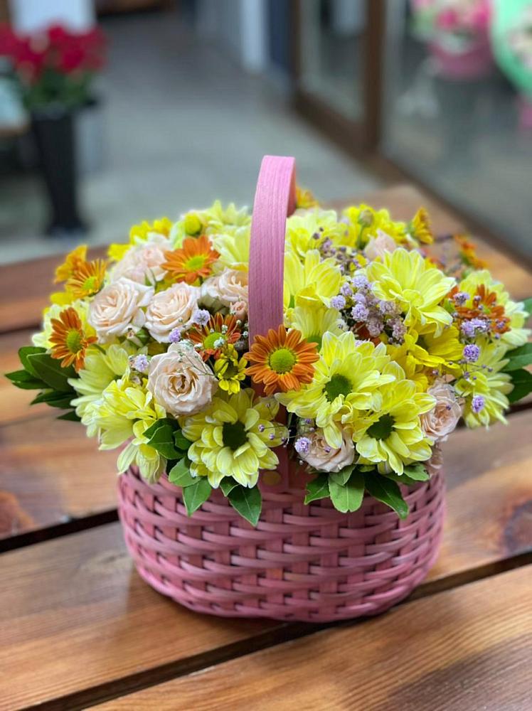 Цветочная композиция из Хризантемы и Розы в корзине в Северном