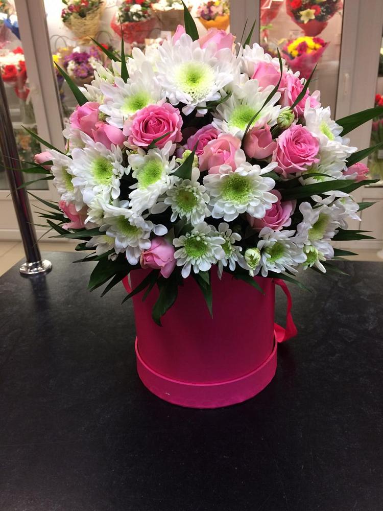 Цветочная композиция из Розы и Хризантемы в шляпной коробке в Северном