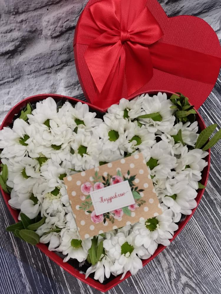 Цветочная композиция из Хризантемы в виде сердца в Северном