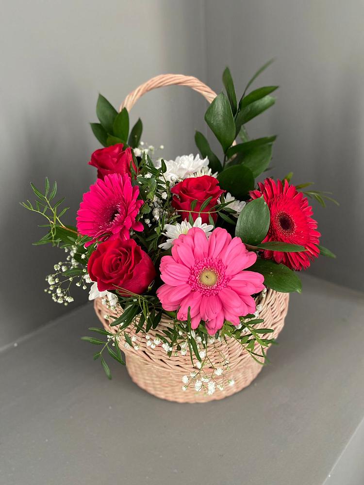 Цветочная композиция из Розы, Хризантемы и Герберы в корзине в Северном