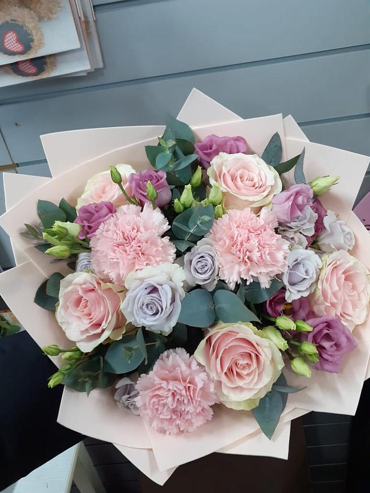 Букет цветов из: Розы, Гвоздики и Лизиантусы в Северном