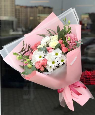 Букет цветов из: Розы, Лизиантусы и Хризантемы в Северном
