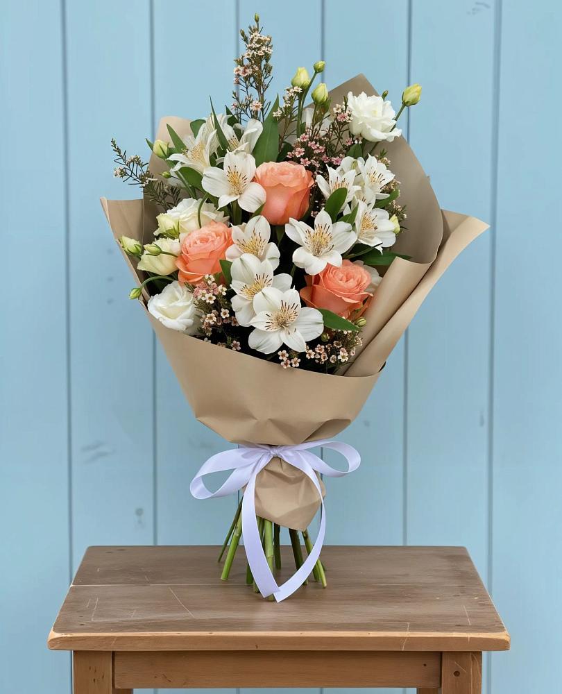 Букет цветов из: Альстромерии, Лизиантусы, Розы и Хризантемы в Северном