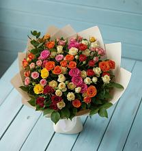 Букет Микс из разноцветных кустовых роз в Северном